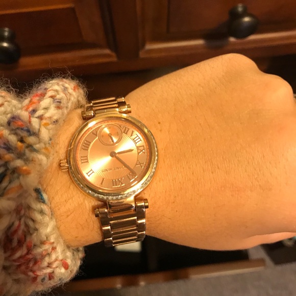 Rose gold Michael Kors watch. - Picture 7 of 7